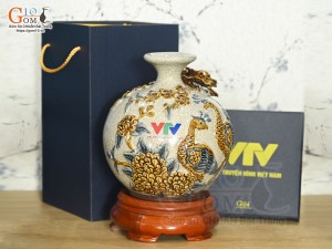 Bình hút lộc men rạn đắp nổi Công Đào Phú Quý in logo VTV, cao 24cm