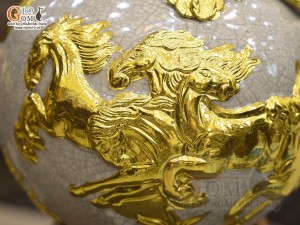 Bình hút lộc men rạn đắp nổi Mã Đáo Thành Công dát vàng 24k, cao 18cm