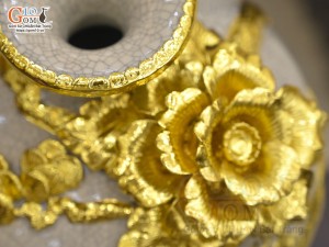 Bình hút lộc men rạn đắp nổi Mã Đáo Thành Công dát vàng 24k, cao 18cm