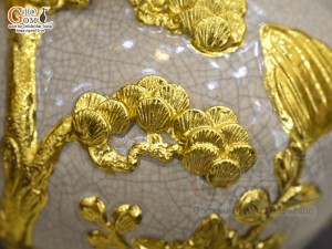 Bình hút lộc men rạn đắp nổi Mã Đáo Thành Công dát vàng 24k, cao 18cm