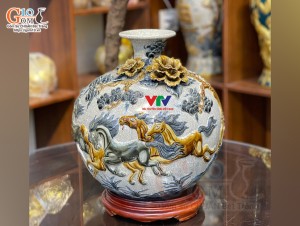 Bình hút lộc men rạn đắp nổi Mã Đáo Thành Công in logo VTV, cao 35cm