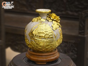 Bình hút lộc men rạn đắp nổi Thuận Buồm Xuôi Gió dát vàng 24k, cao 18cm