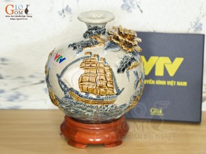 Bình hút lộc men rạn đắp nổi Thuận Buồm Xuôi Gió in logo VTV, cao 30cm