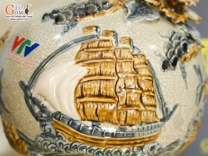 Bình hút lộc men rạn đắp nổi Thuận Buồm Xuôi Gió in logo VTV, cao 30cm