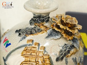 Bình hút lộc men rạn đắp nổi Thuận Buồm Xuôi Gió in logo VTV, cao 30cm