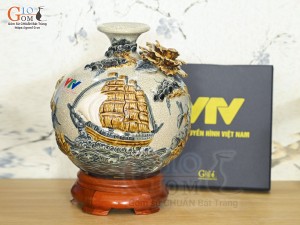 Bình hút lộc men rạn đắp nổi Thuận Buồm Xuôi Gió in logo VTV, cao 24cm