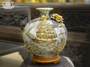 Bình hút lộc men rạn đắp nổi Thuận Buồm Xuôi Gió vẽ vàng 24k, cao 18cm
