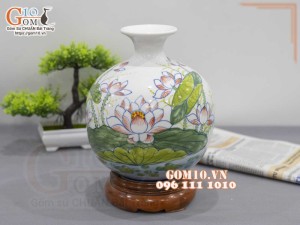 Bình hút lộc men trắng vẽ cảnh Cá Chép Liên Hoa, cao 23cm
