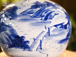 Bình hút lộc men trắng vẽ cảnh làng quê, cao 30cm