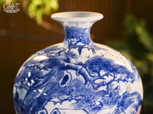 Bình hút lộc men trắng vẽ cảnh làng quê, cao 30cm