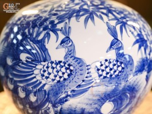 Bình hút lộc men trắng vẽ Công Trúc Sơn Thủy, cao 23cm