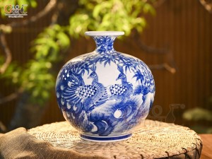 Bình hút lộc men trắng vẽ Công Trúc Sơn Thủy, cao 23cm