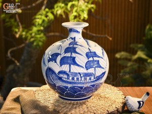 Bình hút lộc men trắng vẽ Thuận Buồm Xuôi Gió, cao 30cm