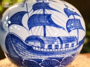 Bình hút lộc men trắng vẽ Thuận Buồm Xuôi Gió, cao 30cm