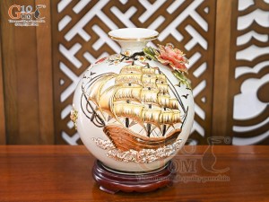 Bình hút lộc men vân mây đắp nổi Thuận Buồm Xuôi Gió vẽ vàng 24k, cao 30cm (Màu trắng)