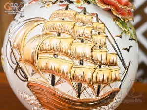 Bình hút lộc men vân mây đắp nổi Thuận Buồm Xuôi Gió vẽ vàng 24k, cao 30cm (Màu trắng)