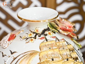 Bình hút lộc men vân mây đắp nổi Thuận Buồm Xuôi Gió vẽ vàng 24k, cao 30cm (Màu trắng)