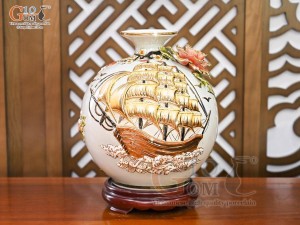 Bình hút lộc men vân mây đắp nổi Thuận Buồm Xuôi Gió vẽ vàng 24k, cao 30cm (Màu trắng)