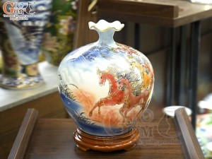 Bình hút lộc miệng lượn men màu cảnh Mã Đáo Thành Công vẽ vàng 24k, cao 30cm