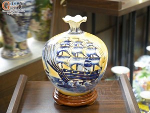 Bình hút lộc miệng lượn men màu cảnh Thuận Buồm Xuôi Gió vẽ vàng 24k, cao 30cm