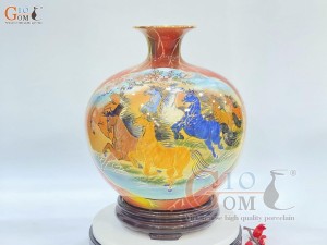 Bình hút lộc nền đỏ vẽ cảnh Thuận Buồm Xuôi Gió - Mã Đáo Thành Công, cao 30cm vẽ vàng 24k Bình hút lộc nền đỏ vẽ cảnh Thuận Buồm Xuôi Gió - Mã Đáo Thành Công, cao 30cm vẽ vàng 24k