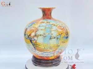 Bình hút lộc nền đỏ vẽ cảnh Thuận Buồm Xuôi Gió - Mã Đáo Thành Công, cao 30cm vẽ vàng 24k