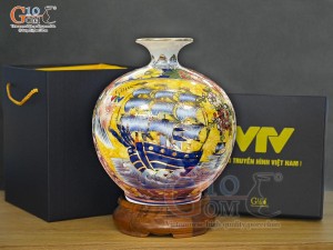 Bình hút lộc Nhị cảnh Công Đào và Thuận Buồm Xuôi Gió vẽ vàng 24k in logo VTV nền vàng, cao 25cm