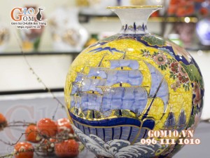 Bình hút lộc Nhị cảnh men màu vẽ vàng 24k, cảnh Thuận Buồm Xuôi Gió và Chép Sen, cao 30cm