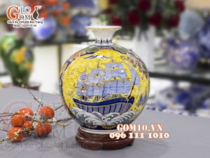 Bình hút lộc Nhị cảnh men màu vẽ vàng 24k, cảnh Thuận Buồm Xuôi Gió và Chép Sen, cao 30cm