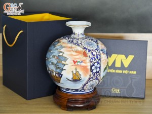 Bình hút lộc Nhị cảnh Thuận Buồm Xuôi Gió và Công Đào vẽ vàng 24k in logo VTV nền cam, cao 23cm