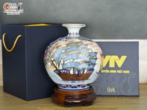 Bình hút lộc Nhị cảnh Thuận Buồm Xuôi Gió và Công Đào vẽ vàng 24k in logo VTV nền cam, cao 23cm