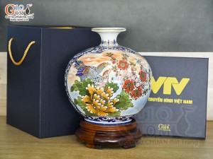 Bình hút lộc Nhị cảnh Thuận Buồm Xuôi Gió và Công Đào vẽ vàng 24k in logo VTV nền cam, cao 23cm