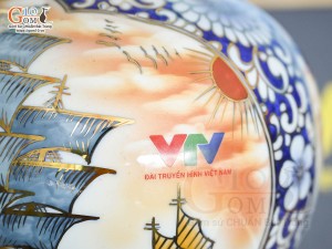 Bình hút lộc Nhị cảnh Thuận Buồm Xuôi Gió và Công Đào vẽ vàng 24k in logo VTV nền cam, cao 23cm