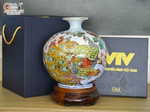 Bình hút lộc Nhị cảnh Thuận Buồm Xuôi Gió và Công Đào vẽ vàng 24k in logo VTV nền xanh, cao 23cm