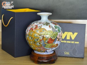 Bình hút lộc Nhị cảnh Thuận Buồm Xuôi Gió và Công Đào vẽ vàng 24k in logo VTV nền xanh, cao 23cm