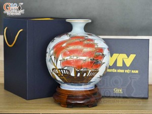 Bình hút lộc Nhị cảnh Thuận Buồm Xuôi Gió và Công Đào vẽ vàng 24k in logo VTV nền xanh, cao 23cm