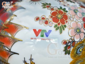 Bình hút lộc Nhị cảnh Thuận Buồm Xuôi Gió và Công Đào vẽ vàng 24k in logo VTV nền xanh, cao 23cm