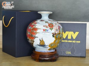 Bình hút lộc Nhị cảnh Thuận Buồm Xuôi Gió và Công Đào vẽ vàng 24k in logo VTV nền xanh, cao 23cm
