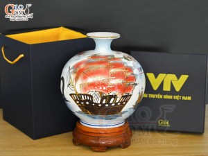 Bình hút lộc Nhị cảnh Thuận Buồm Xuôi Gió và Mã Đáo Thành Công vẽ vàng 24k in logo VTV nền xanh, cao 23cm
