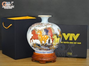 Bình hút lộc Nhị cảnh Thuận Buồm Xuôi Gió và Mã Đáo Thành Công vẽ vàng 24k in logo VTV nền xanh, cao 23cm