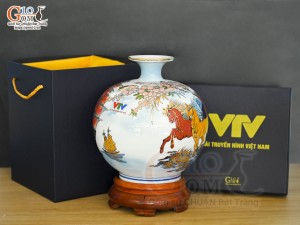 Bình hút lộc Nhị cảnh Thuận Buồm Xuôi Gió và Mã Đáo Thành Công vẽ vàng 24k in logo VTV nền xanh, cao 23cm