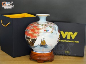 Bình hút lộc Nhị cảnh Thuận Buồm Xuôi Gió và Mã Đáo Thành Công vẽ vàng 24k in logo VTV nền xanh, cao 23cm