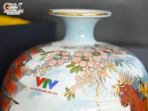 Bình hút lộc Nhị cảnh Thuận Buồm Xuôi Gió và Mã Đáo Thành Công vẽ vàng 24k in logo VTV nền xanh, cao 23cm