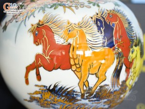 Bình hút lộc Nhị cảnh Thuận Buồm Xuôi Gió và Mã Đáo Thành Công vẽ vàng 24k in logo VTV nền xanh, cao 23cm