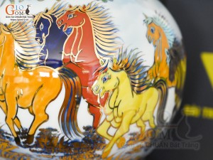 Bình hút lộc Nhị cảnh Thuận Buồm Xuôi Gió và Mã Đáo Thành Công vẽ vàng 24k in logo VTV nền xanh, cao 23cm