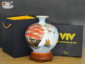 Bình hút lộc Nhị cảnh Thuận Buồm Xuôi Gió và Mã Đáo Thành Công vẽ vàng 24k in logo VTV nền xanh, cao 23cm