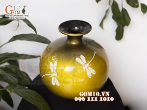 Bình hút lộc sơn mài nền vàng họa tiết Chuồn rạn, cao 24cm