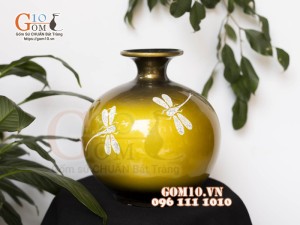Bình hút lộc sơn mài nền vàng họa tiết Chuồn rạn, cao 24cm