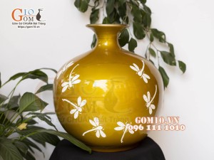 Bình hút lộc sơn mài nền vàng họa tiết Chuồn rạn, cao 31cm