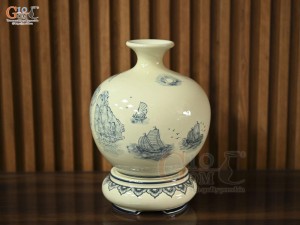 Bình hút lộc thuận buồm xuôi gió men rạn vàng, cao 28cm (bao gồm cả chân đế)